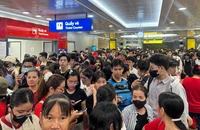 21 giờ, metro số 1 vẫn nườm nượp người dân di chuyển vào trung tâm TP.HCM