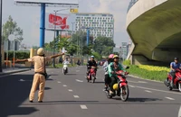 Người dân lúng túng khi di chuyển vào Nhà ga T3, có người chạy ngược chiều