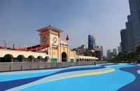 Ý nghĩa họa tiết sóng nước nổi bật trước chợ Bến Thành