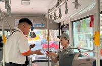Người dân hào hứng với phương án sử dụng thẻ ngân hàng, ví điện tử để đi xe buýt miễn phí 