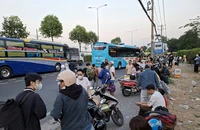 Bến xe khách TP.HCM vắng, bên ngoài nườm nượp 