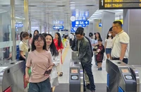 Người dân xếp hàng đi metro số 1 xem pháo hoa, tàu sẽ hoạt động tới 2 giờ sáng