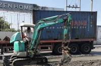 Đổ đá để xóa ổ voi, ổ gà trên đường Bến Nghé