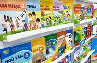 Sách giáo khoa “khổ to, giấy tốt” làm lợi cho ai?
