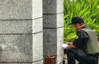 Chiếc vali lạ trước cổng trường học là của người đàn ông tâm thần