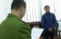 Khởi tố chủ tịch xã và cấp dưới để cát tặc lộng hành