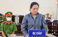 Tạt xăng đốt chồng vì chuyện bồng con