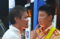 1 tài xế lái xe biển xanh tát, cự cãi với cảnh sát giao thông