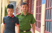 Cảnh sát giải cứu 12 thiếu nữ bị giam lỏng phục vụ quán hát