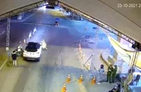 Tông ô tô vào cảnh sát để thông chốt kiểm dịch 