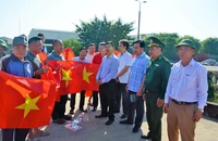 10.000 lá cờ Tổ quốc đến với ngư dân bám biển ở Thanh Hóa