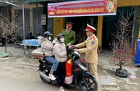 CSGT Thanh Hóa lập chốt giúp đỡ người dân về quê ăn tết