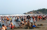 Biển Sầm Sơn đông nghịt người giữa chuỗi ngày nắng nóng ở Thanh Hóa