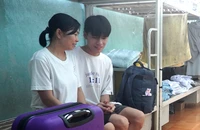 Người mẹ nhiều năm đi làm ăn xa, trở về động viên con trước kỳ thi tốt nghiệp THPT