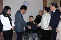 Bí thư Thanh Hóa tặng quà, chia sẻ khó khăn với với cựu vận động viên Lê Thị Huệ
