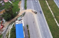 Xe chở đất 'xé rào', cắt ngang cao tốc Bắc Nam ở Thanh Hóa