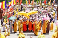 Người dân Ninh Bình rước xá lợi Đức Phật về chùa Bái Đính