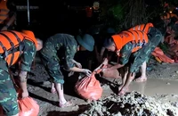 Huy động 300 người xuyên đêm khắc phục sự cố tràn đê sông Hoạt
