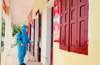 Phun khử khuẩn khu vực bỏ phiếu trước ngày bầu cử