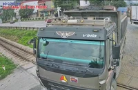 Clip 'thót tim' cảnh xe tải vượt đường sắt khi gác chắn đã hạ