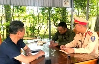 Xử phạt tài xế cố tình vượt rào chắn đường sắt khi tàu đang đến gần