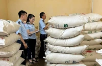Đội Quản lý thị trường số 7 kiểm đếm số hàng hoá vi phạm. Ảnh: Cục QLTT Quảng Bình