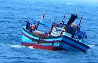 Quảng Bình: Tàu cá chở 12 thuyền viên gặp nạn trên biển 