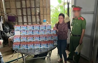 Trần Thị Viên cùng tang vật. Ảnh: CAQB
