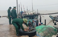 Cứu 8 ngư dân gặp nạn trên biển