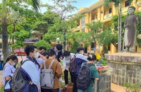 Nhiều thí sinh đến dâng hương trước tượng cụ Đào Duy Từ 