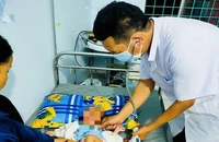 Quảng Bình: Bé gái sơ sinh bị bỏ rơi trước cổng nhà dân