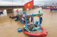 Mưa lớn ở Quảng Bình làm chìm tàu cá