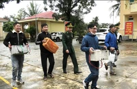 Nhiều người dân rủ nhau giao nộp pháo, mìn và dụng cụ kích điện