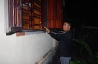 Trộm tiền của mẹ ruột rồi dựng hiện trường giả qua mắt công an