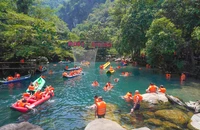 Hơn 30.000 khách du lịch đến Phong Nha-Kẻ Bàng giải nhiệt, tránh nóng