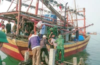 Hình ảnh những ngư dân gặp nạn thoát ‘cửa tử thần’ trở về