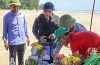 Quảng Bình: Gia đình ngư dân mất tích lập bàn thờ vọng hướng về phía biển