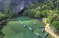 Thuyền nườm nượp nối đuôi nhau chở du khách vào động Phong Nha