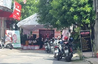 Phản cảm cảnh chặn đường tổ chức sinh nhật của 1 cơ sở kinh doanh ở Quảng Bình