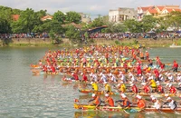 Hàng nghìn người dân chen chân xem đua thuyền ngày Tết Độc lập