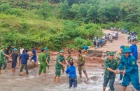 Người dân cùng biên phòng, công an 'vá' các điểm sạt lở tại ngầm tràn ở Quảng Bình