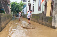 Người dân Quảng Bình tất bật dọn bùn ngay khi lũ rút