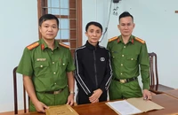 Người đàn ông 50 tuổi ở Quảng Bình ra đầu thú sau 10 năm trốn lệnh truy nã