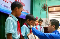 Trao Huy hiệu Tuổi trẻ dũng cảm cho 5 em học sinh cứu 2 người khỏi đuối nước