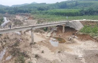 Mố cầu hở toác, người dân ở Quảng Bình thót tim mỗi lần qua sông