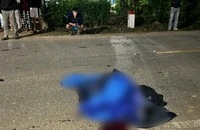 Va chạm với ô tô, 2 cha con tử vong thương tâm