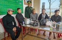 Chìm tàu trên biển, 6 ngư dân ôm phao lênh đênh chờ cứu nạn