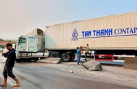 Xe container đâm dải phân cách, quốc lộ 1A đoạn qua Quảng Bình tắc đường kéo dài