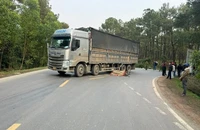 Xe máy chở 3 va chạm với xe tải, 1 học sinh tử vong