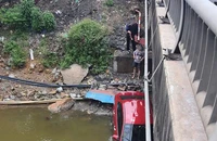 4 người thoát nạn sau khi ô tô lao xuống sông ở Quảng Trị